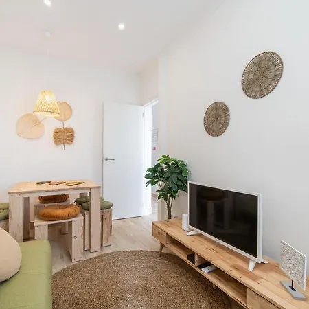 Renew Yourself At An Unvarnished Hideaway Lejlighed
